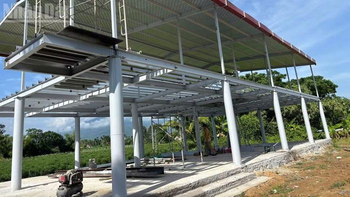 Nhà sinh hoạt cộng đồng kết hợp phòng tránh lũ do xã Hòa Thịnh vận động kinh phí xây dựng sắp hoàn thành.