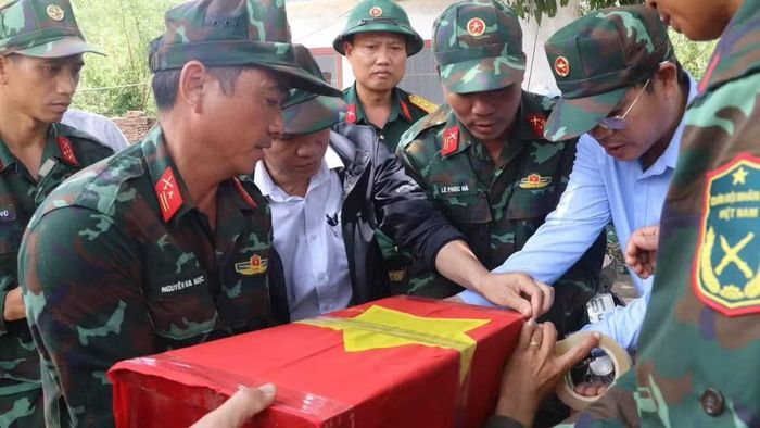 Hài cốt liệt sĩ được bọc gói cẩn thận. (Ảnh: Đội K51)