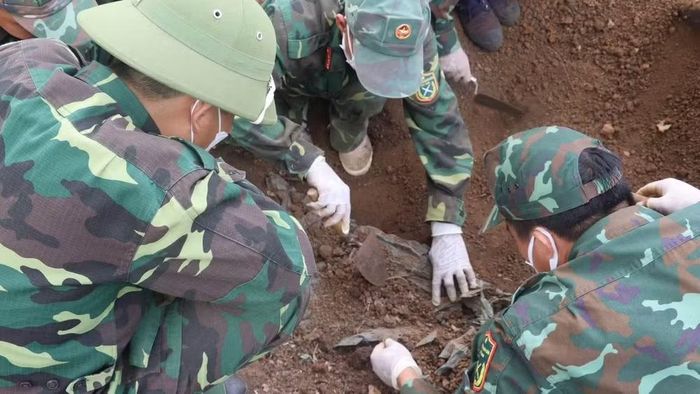 Các cán bộ, chiến sĩ Đội K51 tìm thấy hài cốt liệt sĩ. (Ảnh: Đội K51)