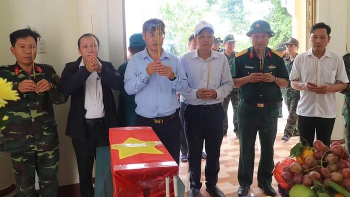 Hài cốt liệt sĩ đang được thờ cúng, bảo quản tại Phòng thờ Đài tưởng niệm liệt sĩ xã Sơn Thành để chuẩn bị tổ chức Lễ truy điệu và an táng hài cốt liệt sĩ theo đúng quy định. (Ảnh: Đội K51)