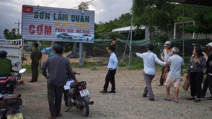Các đơn vị tuyên truyền hộ kinh doanh tháo dỡ. (Ảnh: Nhất Duy).