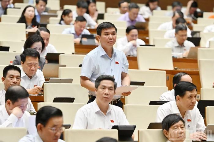 Đại biểu Hà Sỹ Huân (Đoàn Thái Nguyên) phát biểu tại hội trường. (Ảnh: THỦY NGUYÊN)