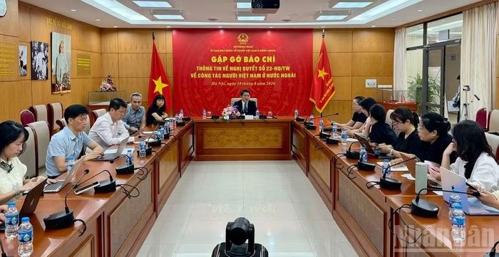 Quang cảnh buổi gặp mặt báo chí.