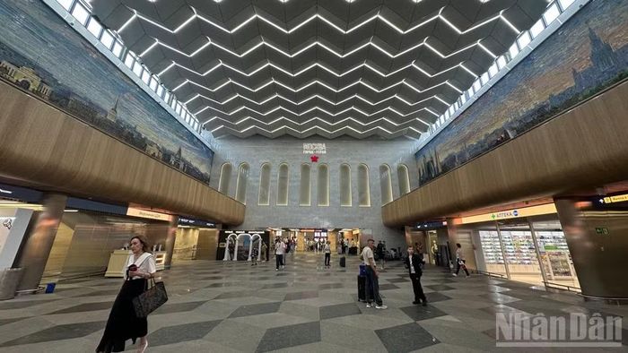 Hai bức tranh khảm lớn mô tả những công trình nổi bật ở Moskva và Saint Petersburg trải rộng trên hơn 800m2 là điểm nhấn mới sau khi nhà ga được cải tạo lại. (Ảnh: THÙY VÂN)