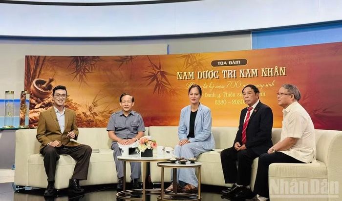 Các diễn giả tham gia tọa đàm. (Ảnh: HÀ MINH)