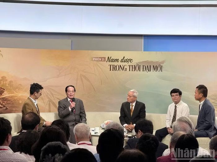 Các diễn giả tham gia tọa đàm. (Ảnh: Hà Minh)