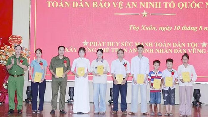 Lãnh đạo Công an tỉnh Thanh Hóa trao tặng quà cho người dân xã Thọ Xuân. (Ảnh: Công an Thanh Hóa)