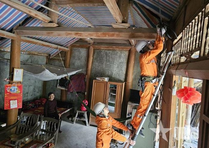 Công ty Điện lực Thái Nguyên kiểm tra, sửa chữa, lắp đặt hệ thống điện sinh hoạt miễn phí tại gia đình có hoàn cảnh khó khăn. Ảnh: ANH PHƯƠNG