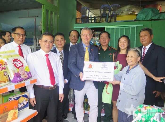 Đại sứ Bỉ tại Việt Nam và lãnh đạo Hội Nạn nhân chất độc da cam/dioxin Việt Nam trao hỗ trợ sinh kế cho gia đình nạn nhân tại Đồng Nai.
