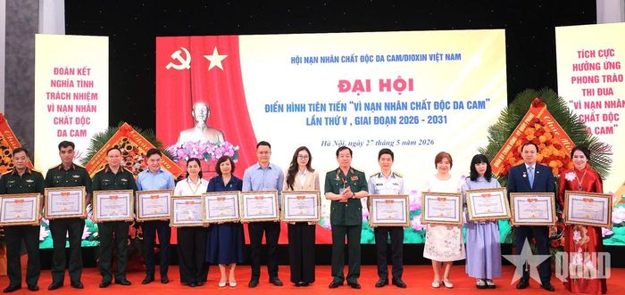 Lãnh đạo Hội Nạn nhân chất độc da cam/dioxin Việt Nam trao thưởng cho các tập thể, cá nhân xuất sắc trong Phong trào thi đua Vì nạn nhân chất độc da cam/dioxin Việt Nam, giai đoạn 2021-2026.