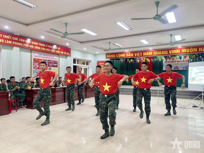 Cán bộ, chiến sĩ Tiểu đoàn 42, Trung đoàn 996, Bộ CHQS tỉnh Quảng Trị tổ chức sinh nhật đồng đội. 