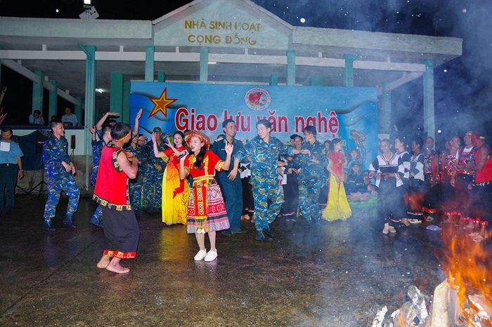 Giao lưu văn nghệ ấm tình quân-dân tại xã Cam Hiệp, tỉnh Khánh Hòa. 