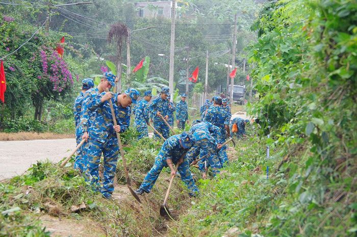 Cán bộ, đoàn viên, thanh niên làm công tác dân vận trên địa bàn xã Cam Hiệp, tỉnh Khánh Hòa. 