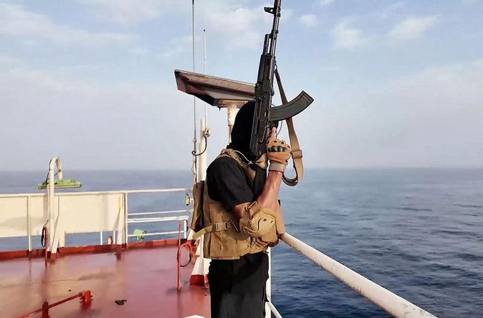Chiến binh Houthi kiểm soát một tàu thương mại trên Biển Đỏ gần Yemen năm 2025. Ảnh: Getty Images 
