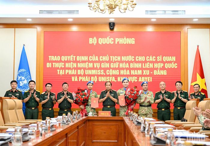 Các đại biểu chụp ảnh chung.