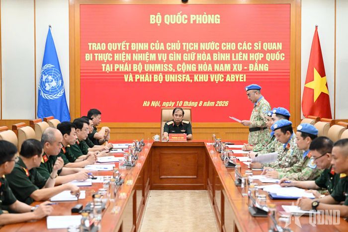 Đại tá Phạm Tân Phong, Phó cục trưởng Cục GGHB Việt Nam báo cáo quá trình chuẩn bị cho hai sĩ quan.
