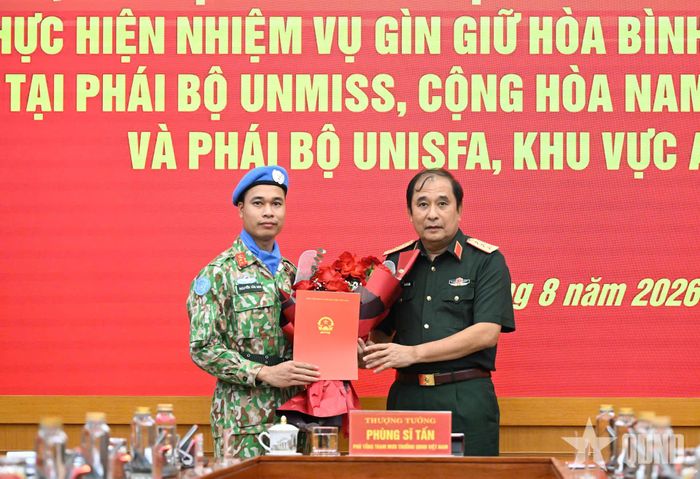 Thượng tướng Phùng Sĩ Tấn trao Quyết định của Chủ tịch nước cho Đại úy Nguyễn Văn Nam.