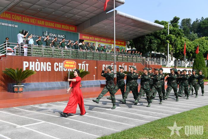 Các đơn vị tham gia hội thao diễu duyệt qua lễ đài trong lễ khai mạc.