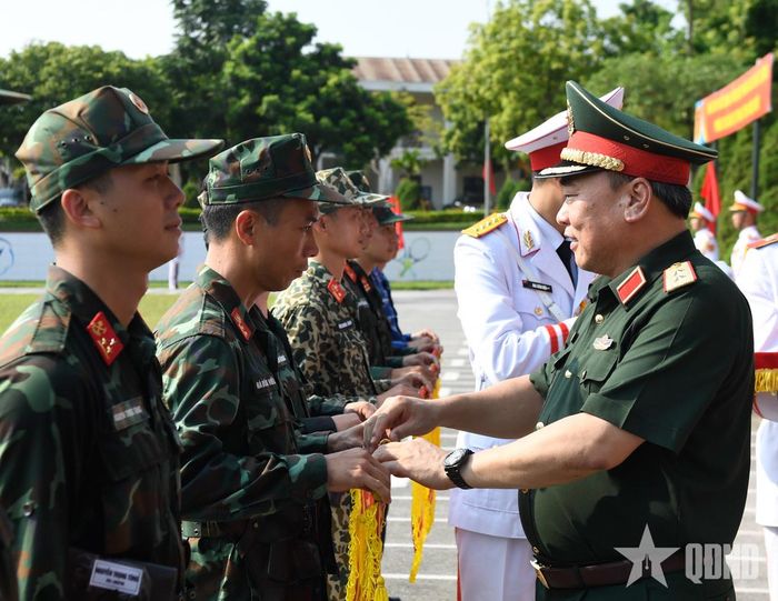 Thủ trưởng Bộ Quốc phòng và Bộ Tổng Tham mưu trao cờ lưu niệm tặng các đơn vị.