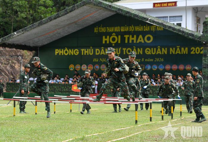 Sau khai mạc, đội thi của Quân khu 2 và Quân đoàn 12 đã tranh tài nội dung thực hành vượt chướng ngại vật, khắc phục sự cố cháy, sập đổ công trình, tìm kiếm cứu nạn.