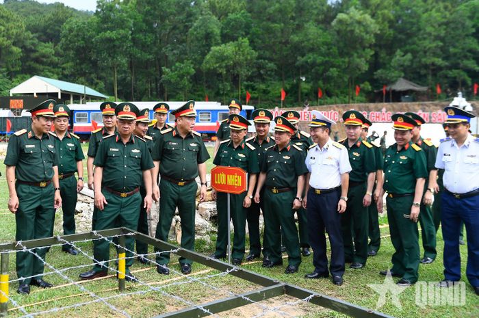 Thượng tướng Nguyễn Quang Ngọc và các đại biểu tham quan thao trường tổ chức hội thao.