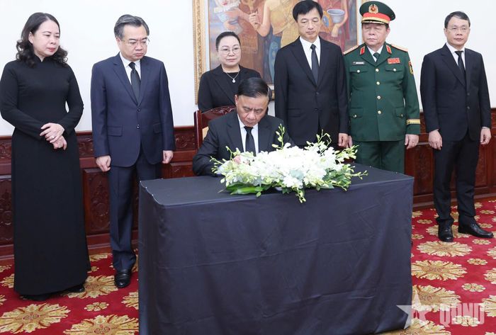    Thường trực Ban Bí thư Trần Cẩm Tú ghi sổ tang Chủ tịch Quốc hội Lào Xaysomphone Phomvihane. 