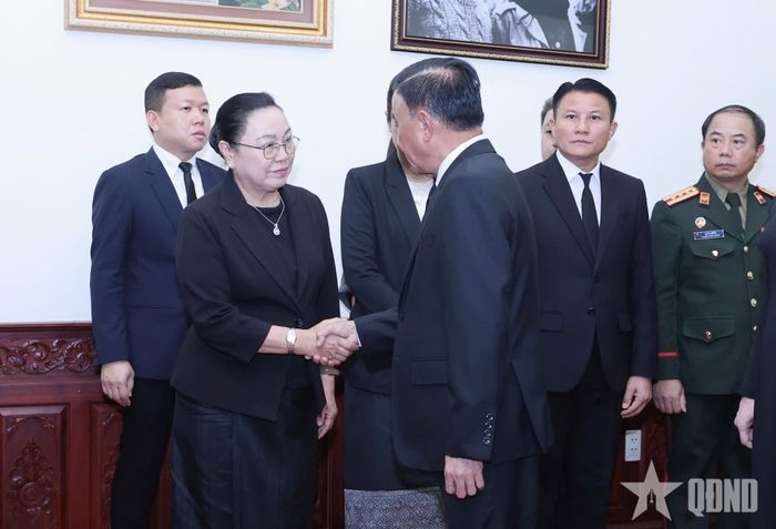 Thường trực Ban Bí thư Trần Cẩm Tú chia buồn với Đại sứ Lào tại Việt Nam Khamphao Ernthavanh.