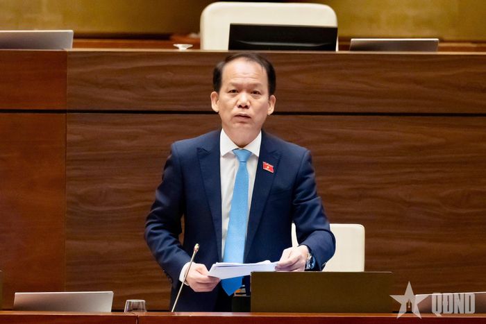 Bộ trưởng Bộ Tư pháp Hoàng Thanh Tùng phát biểu tại hội trường, sáng 10-8.