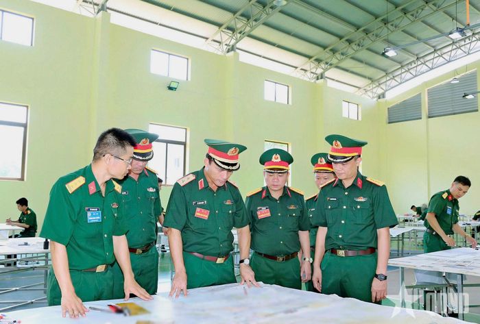 Trung tướng Lê Xuân Thuân kiểm tra nội dung thi.