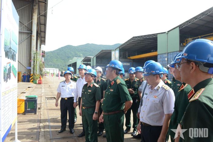  Thượng tướng Phạm Hoài Nam và các đại biểu tham quan các sản phẩm thi công tại Tổng công ty Sông Thu. 