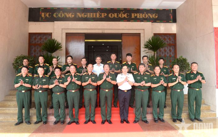  Thượng tướng Phạm Hoài Nam và các đại biểu chụp ảnh chung. 