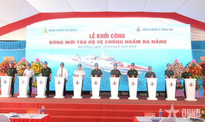 Các đại biểu thực hiện nghi thức phát lệnh lễ khởi công.
