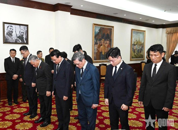 Đoàn của Văn phòng Chính phủ do Bộ trưởng, Chủ nhiệm Văn phòng Chính phủ Đặng Xuân Phong dẫn đầu đến viếng đồng chí Xaysomphone Phomvihane. 