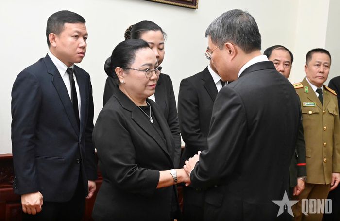  Thủ tướng Chính phủ Lê Minh Hưng chia buồn với Đại sứ Lào tại Việt Nam Khamphao Ernthavanh. 