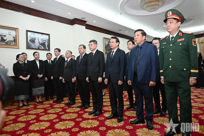 Đoàn đại biểu cấp cao Chính phủ Việt Nam do Thủ tướng Chính phủ Lê Minh Hưng dẫn đầu viếng đồng chí Xaysomphone Phomvihane.