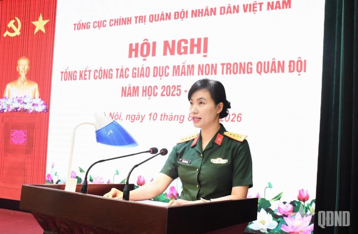 Đại tá Đỗ Thị Hằng Nga, Phó trưởng ban Phụ nữ Quân đội trình bày báo cáo trung tâm tại hội nghị. 