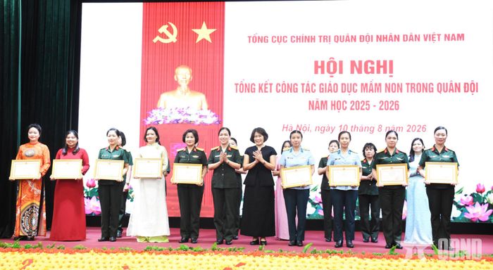 Trao thưởng tặng các tập thể đạt thành tích tiêu biểu năm học 2025-2026. 