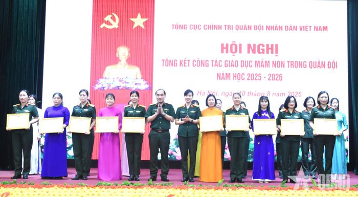 Ban tổ chức trao các hình thức khen thưởng tặng các cá nhân có thành tích xuất sắc năm học 2025-2026.