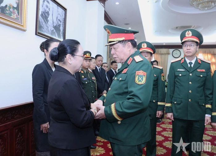  Đại tướng Nguyễn Trọng Nghĩa chia buồn với Đại sứ Lào tại Việt Nam Khamphao Ernthavanh. 