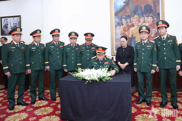  Đại tướng Nguyễn Trọng Nghĩa ghi sổ tang tại lễ viếng Chủ tịch Quốc hội Lào Xaysomphone Phomvihane. 