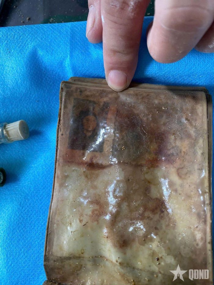 Ảnh chân dung một nữ thanh niên trong chiếc ví.