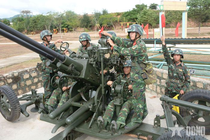 Các pháo thủ thường xuyên xoay vòng, đổi tập để đảm nhiệm được nhiều vị trí khác nhau trong khẩu đội.