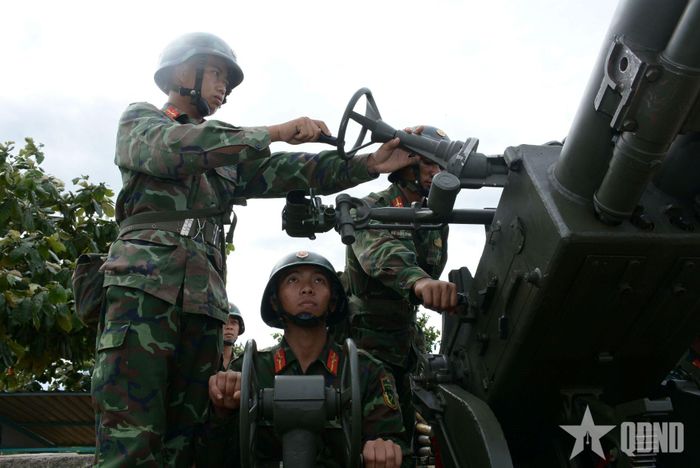  Tập trung quan sát, khóa chặt mục tiêu.