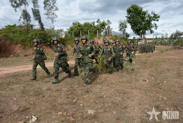  Cán bộ, chiến sĩ Đại đội 9 (Tiểu đoàn 3, Lữ đoàn Phòng không 573, Quân khu 5) nhanh chóng cơ động chiếm lĩnh trận địa. 