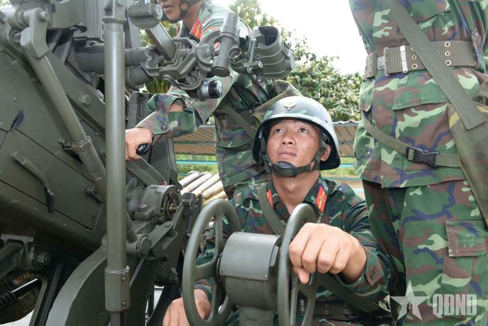  Khẩu đội pháo sẵn sàng chờ lệnh.