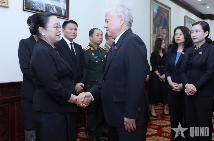 Phó chủ tịch Thường trực Quốc hội Đỗ Văn Chiến chia buồn với Đại sứ Lào tại Việt Nam Khamphao Ernthavanh.