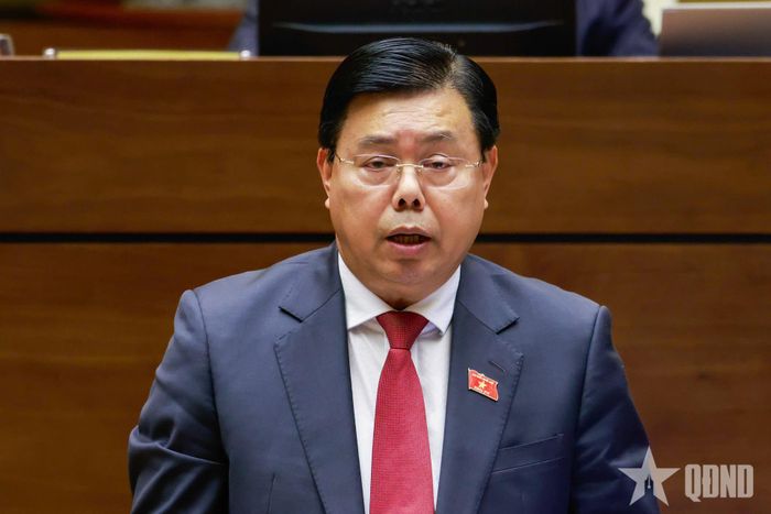 Bộ trưởng Bộ Nội vụ Nguyễn Tiến Hải giải trình trước Quốc hội. Ảnh: TRỌNG HẢI