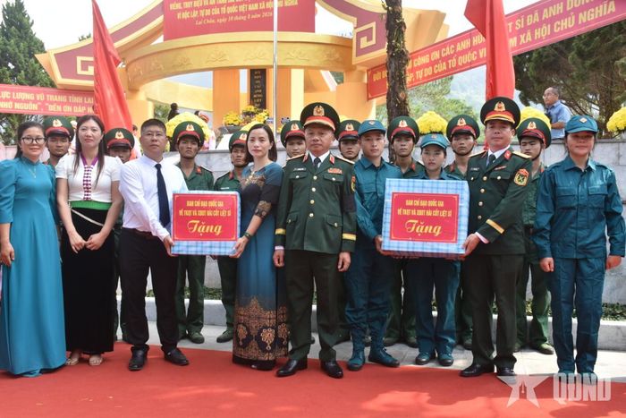 Thượng tướng Lê Quang Minh tặng quà cho các lực lượng phục vụ lễ truy điệu, an táng.