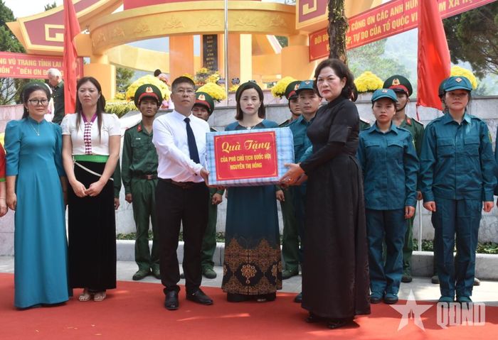 Đồng chí Nguyễn Thị Hồng, Phó chủ tịch Quốc hội tặng quà cho các lực lượng phục vụ lễ truy điệu, an táng.