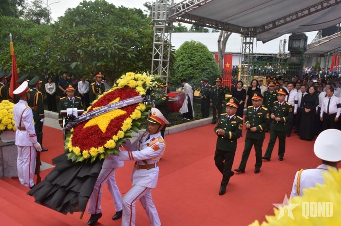 Thượng tướng Lê Quang Minh, Phó chủ nhiệm Tổng cục Chính trị và các đại biểu dâng hương, tri ân các anh hùng liệt sĩ.